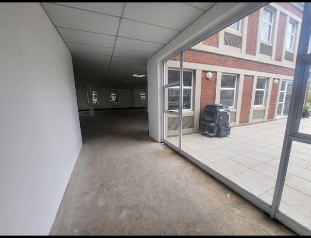 247M² OFFICE TO LET IN VORNA VALLEY